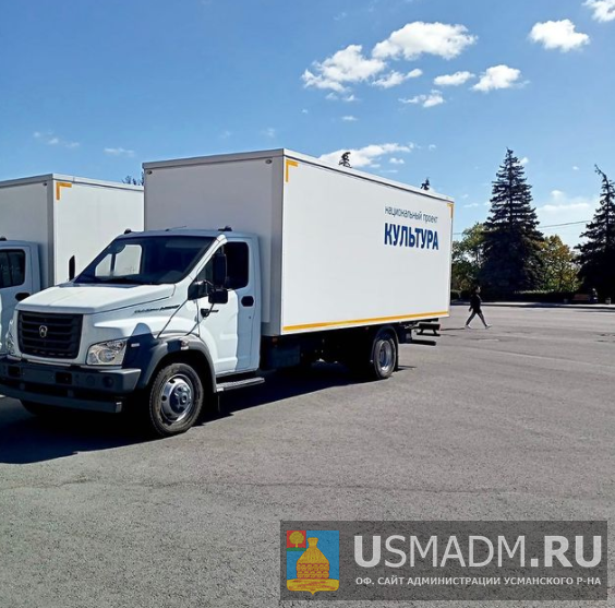 Игорь Артамонов вручил ключи от нового автобуса для работников культуры района